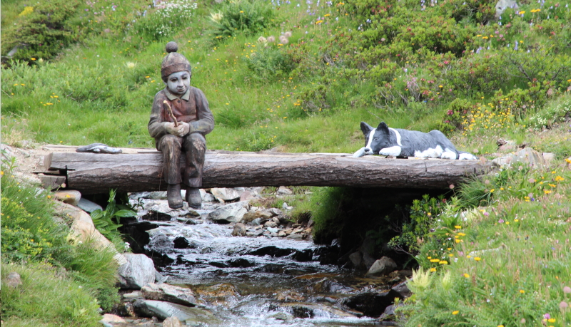 Ragazzino al torrente sculture mont fallere