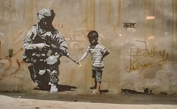 Banksy "Soldado y nino"