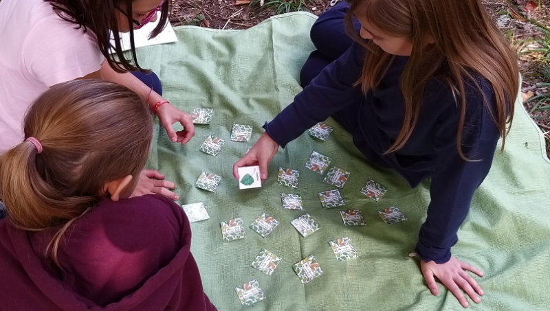 bambini che giocano col memory