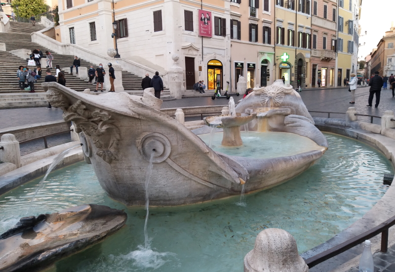 fontana della barcaccia, piazza di spagna