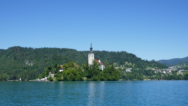 L'isola del lago e la chiesa